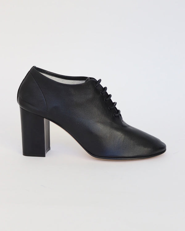 LACE UP GLOVE SHOE WITH HEEL IN BLACK LEATHER