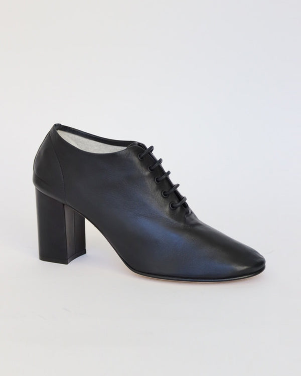 LACE UP GLOVE SHOE WITH HEEL IN BLACK LEATHER