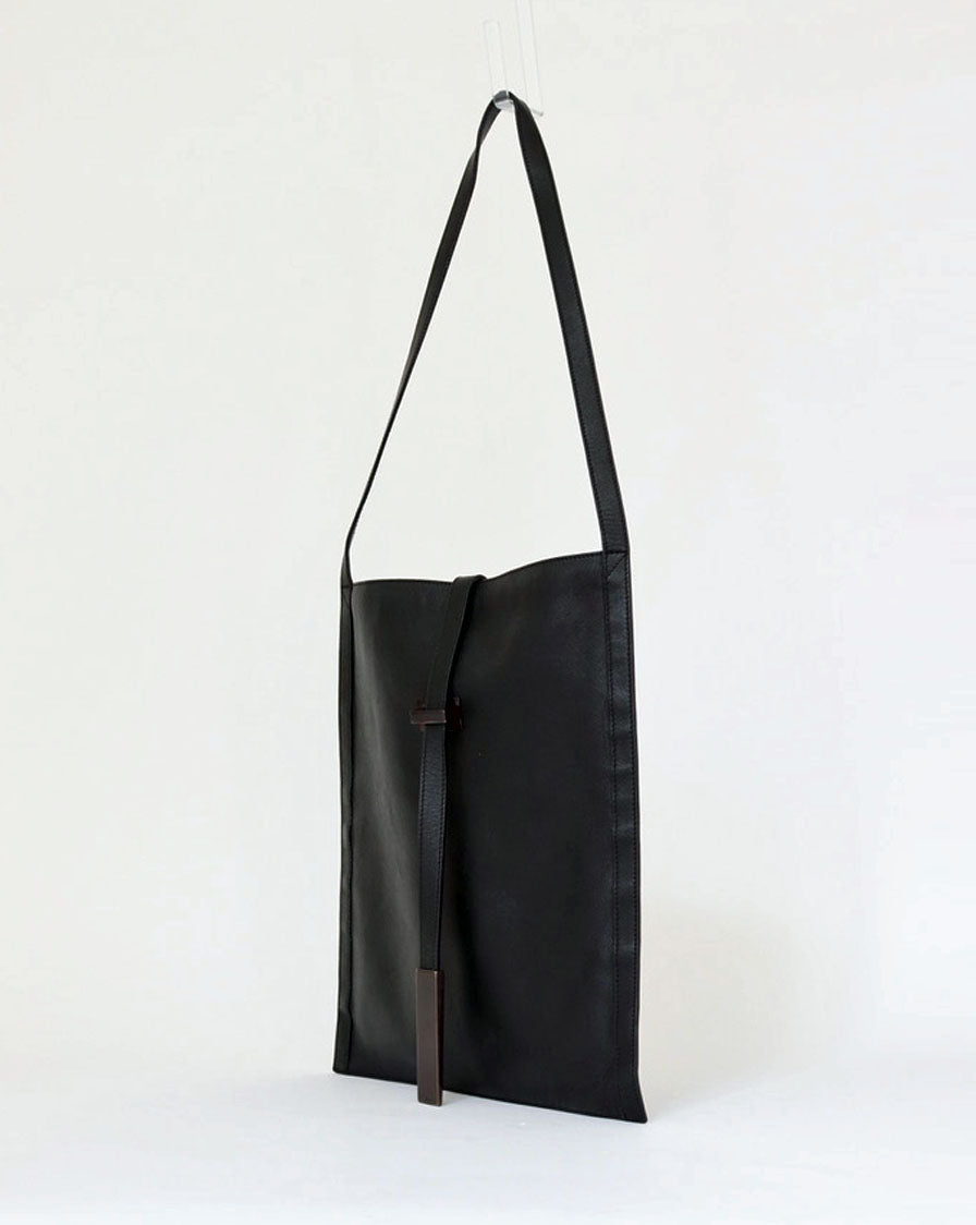 Minimal shoulder bag in black leather