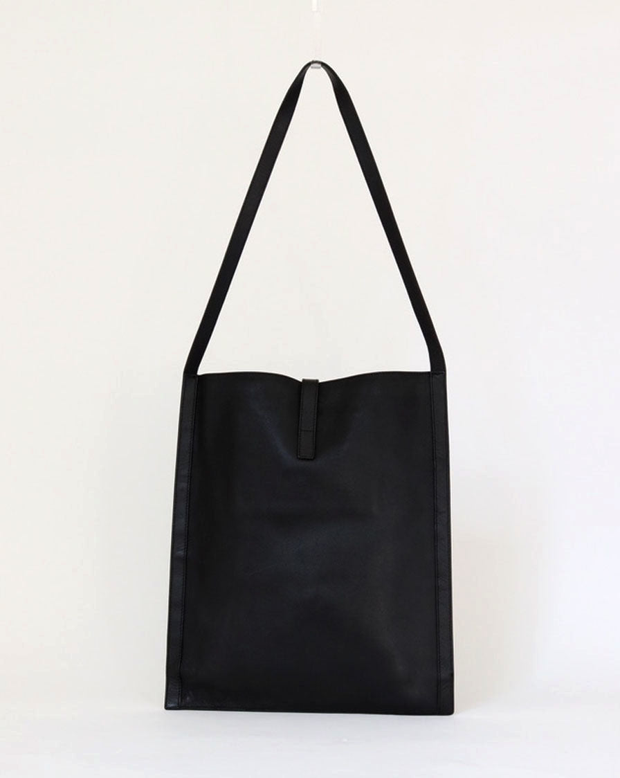 Minimal shoulder bag in black leather