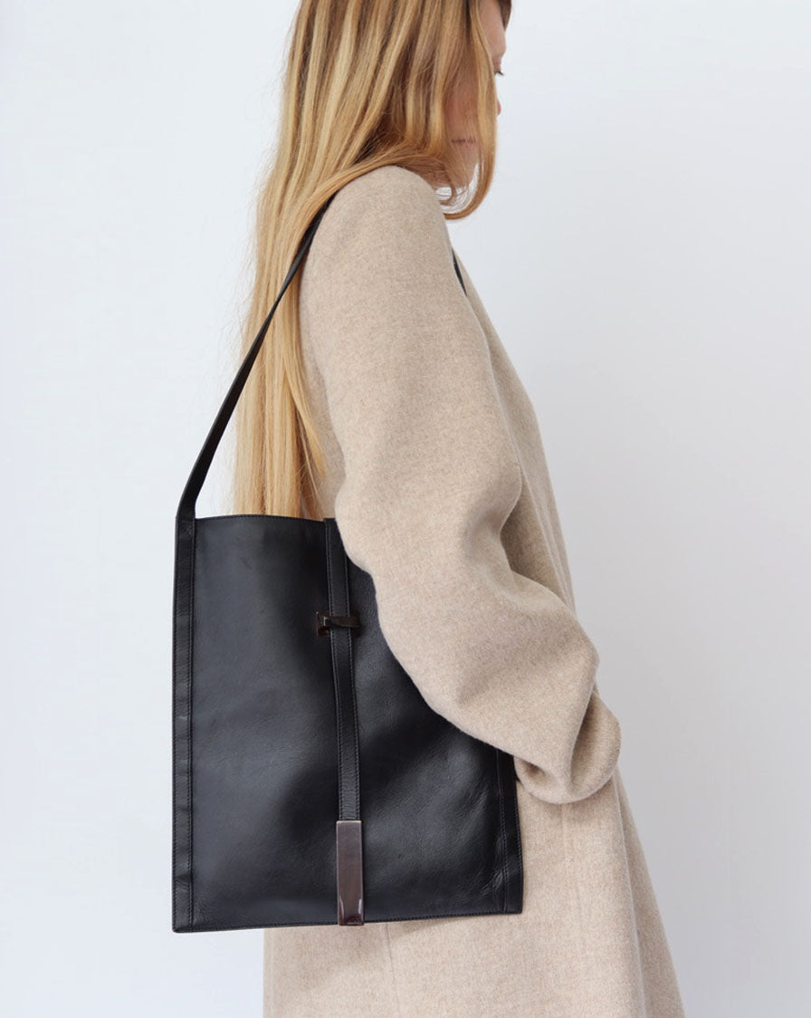 Minimal shoulder bag in black leather