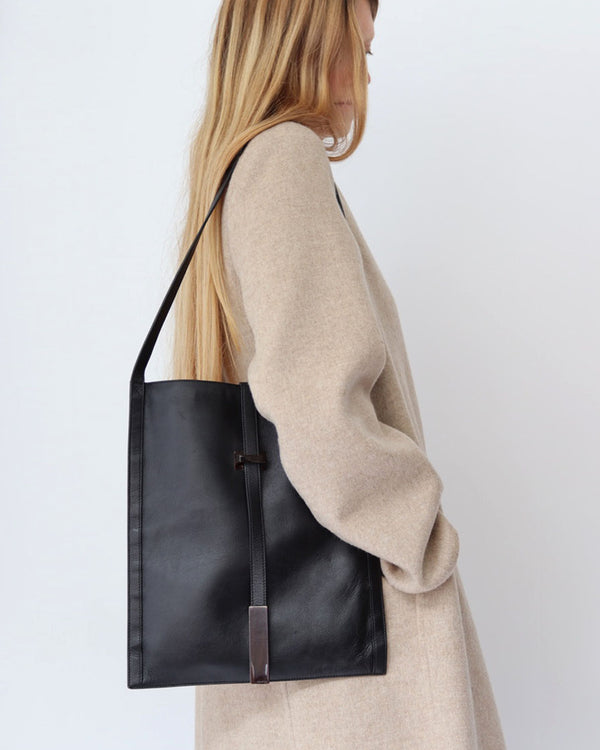 Minimal shoulder bag in black leather