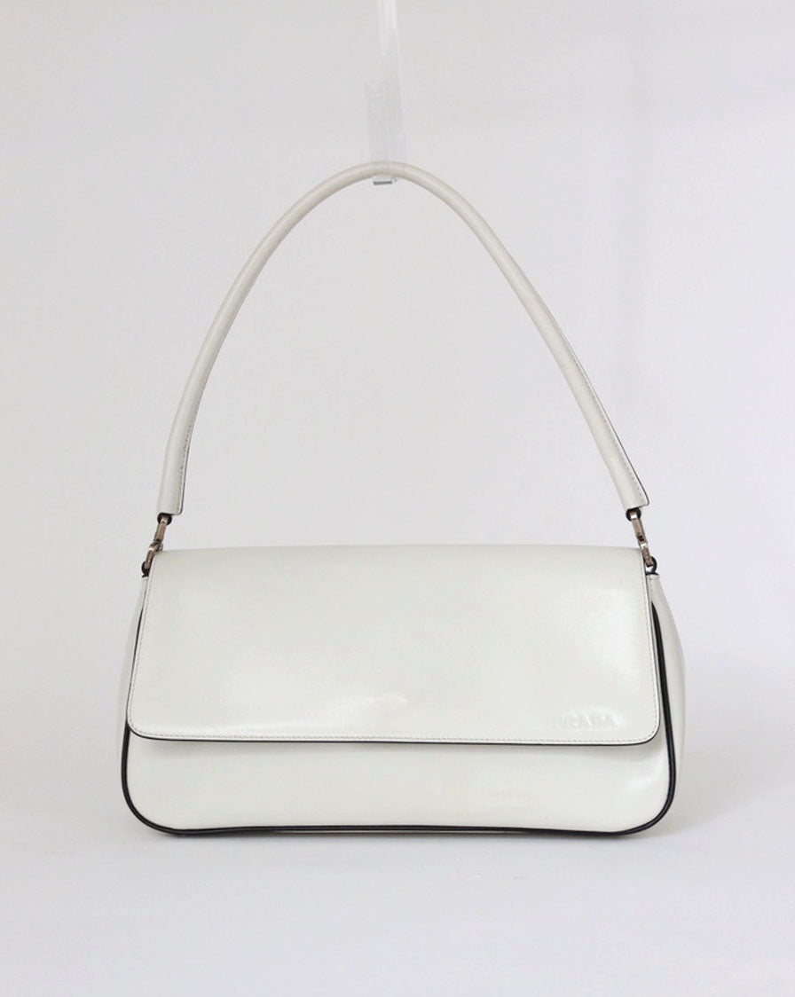 Shoulder bag in white gloss leather