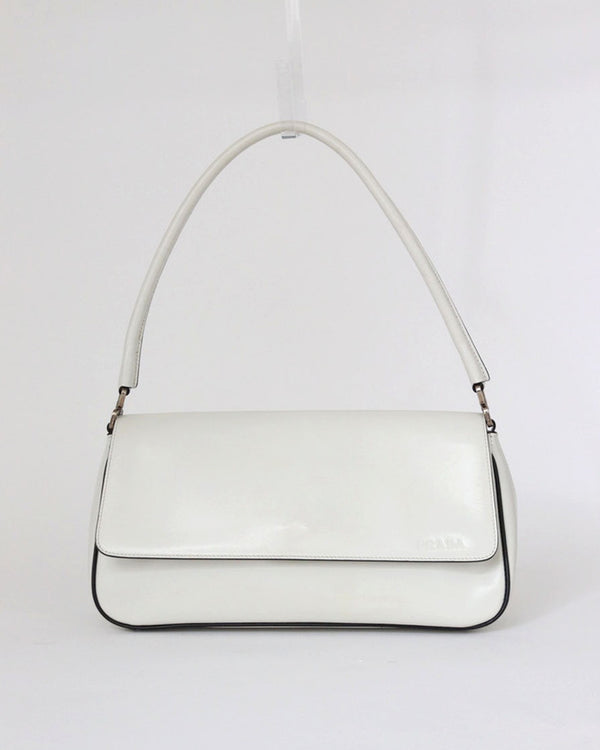 Shoulder bag in white gloss leather