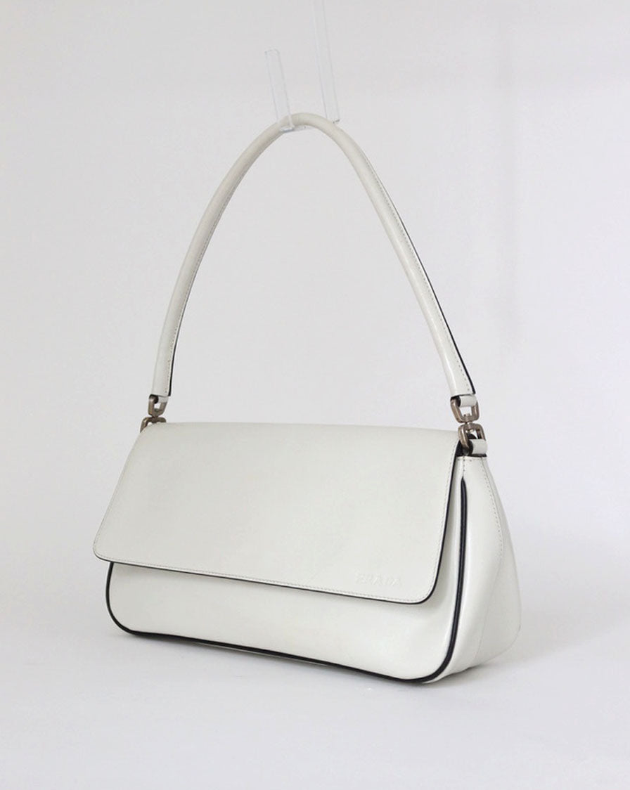 Shoulder bag in white gloss leather