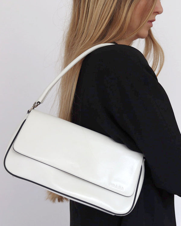 Shoulder bag in white gloss leather