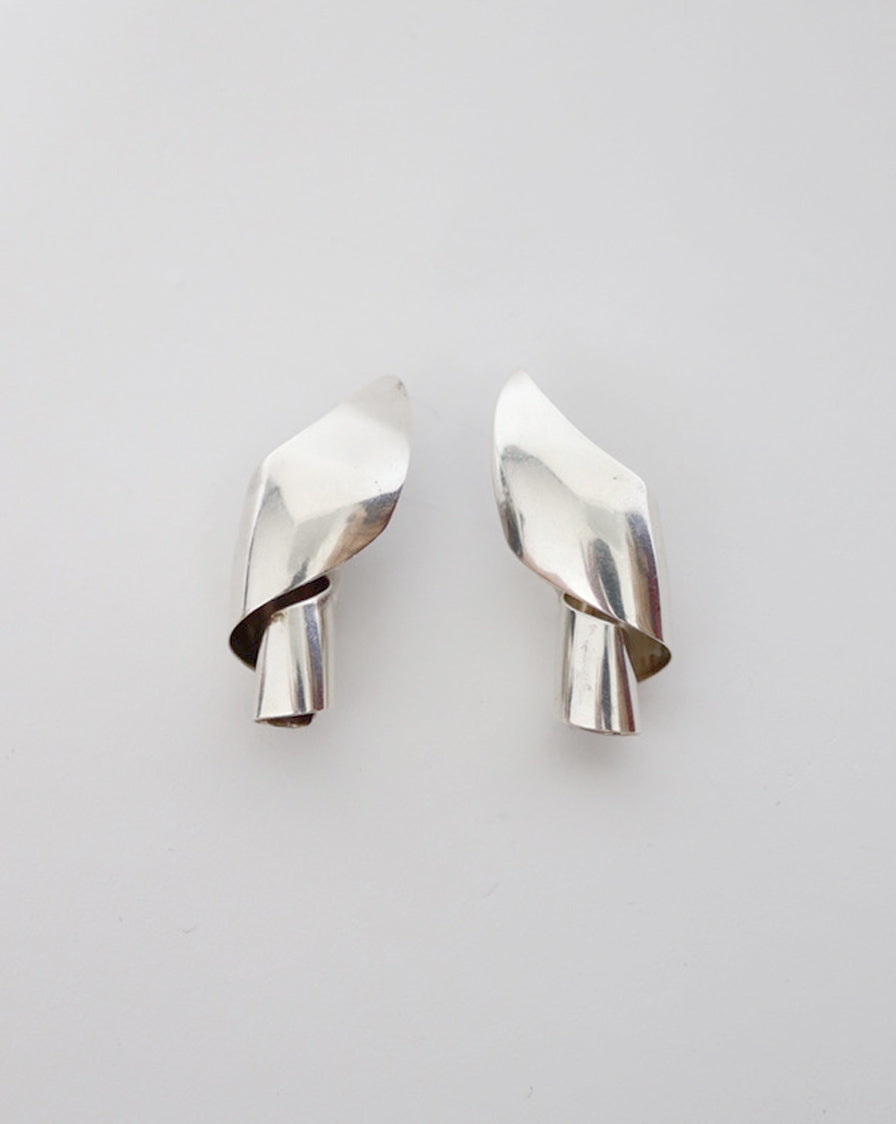 SCULPTURAL TWIST EARRING IN STERLING SILVER