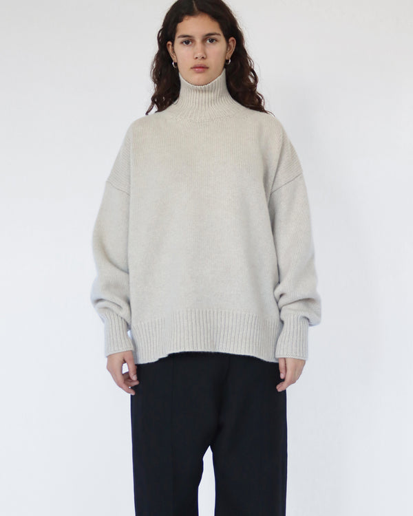 HIGH NECK SWEATER IN OATMEAL CASHMERE