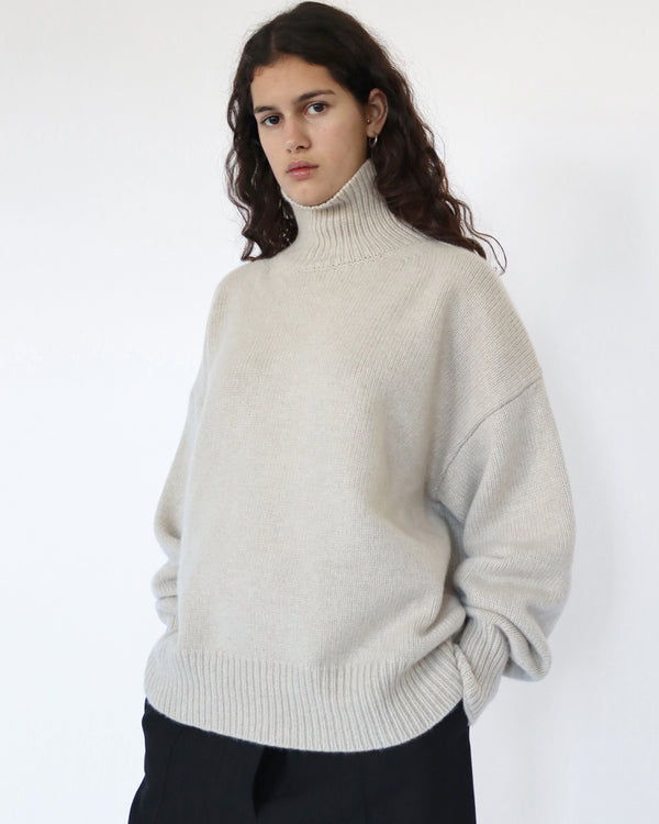 HIGH NECK SWEATER IN OATMEAL CASHMERE